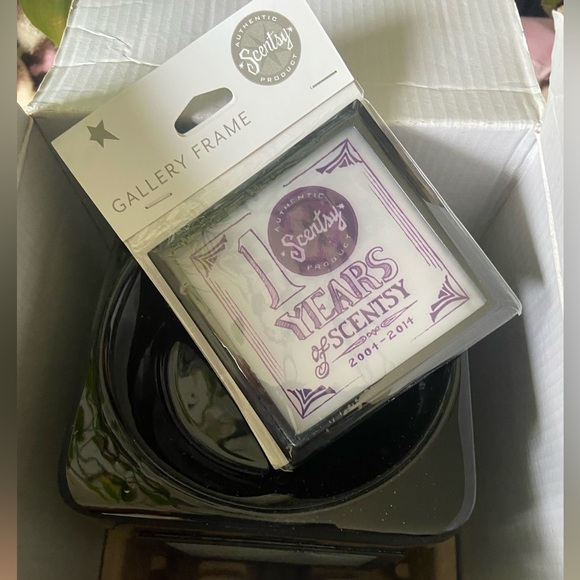 Scentsy Electric Candle Warmer Ceramic Holder with lightbulb, plates & candles - Picture 3 of 6